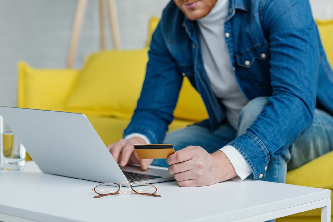 Visual comparison of website payment methods showing one-time versus subscription costs